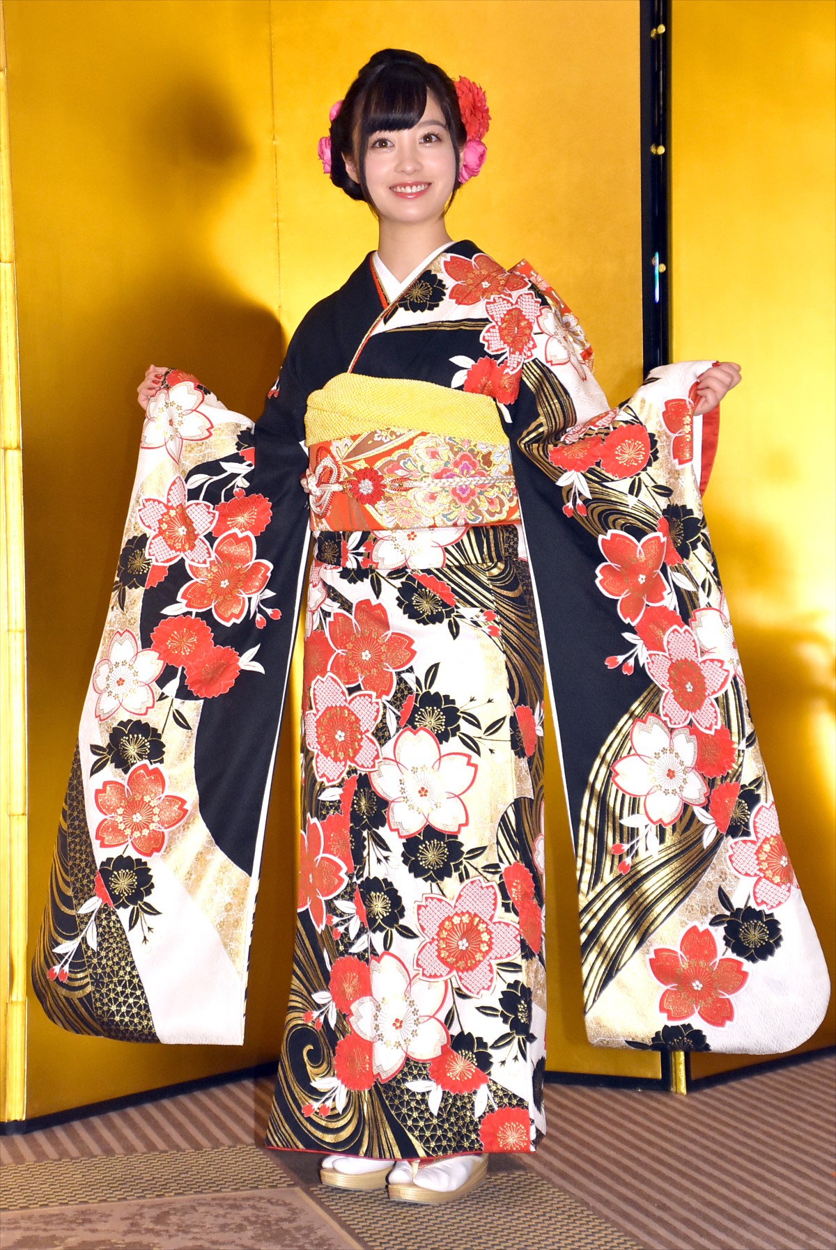 橋本環奈、金屏風の前で“20歳”会見「責任のある言動をしたい」