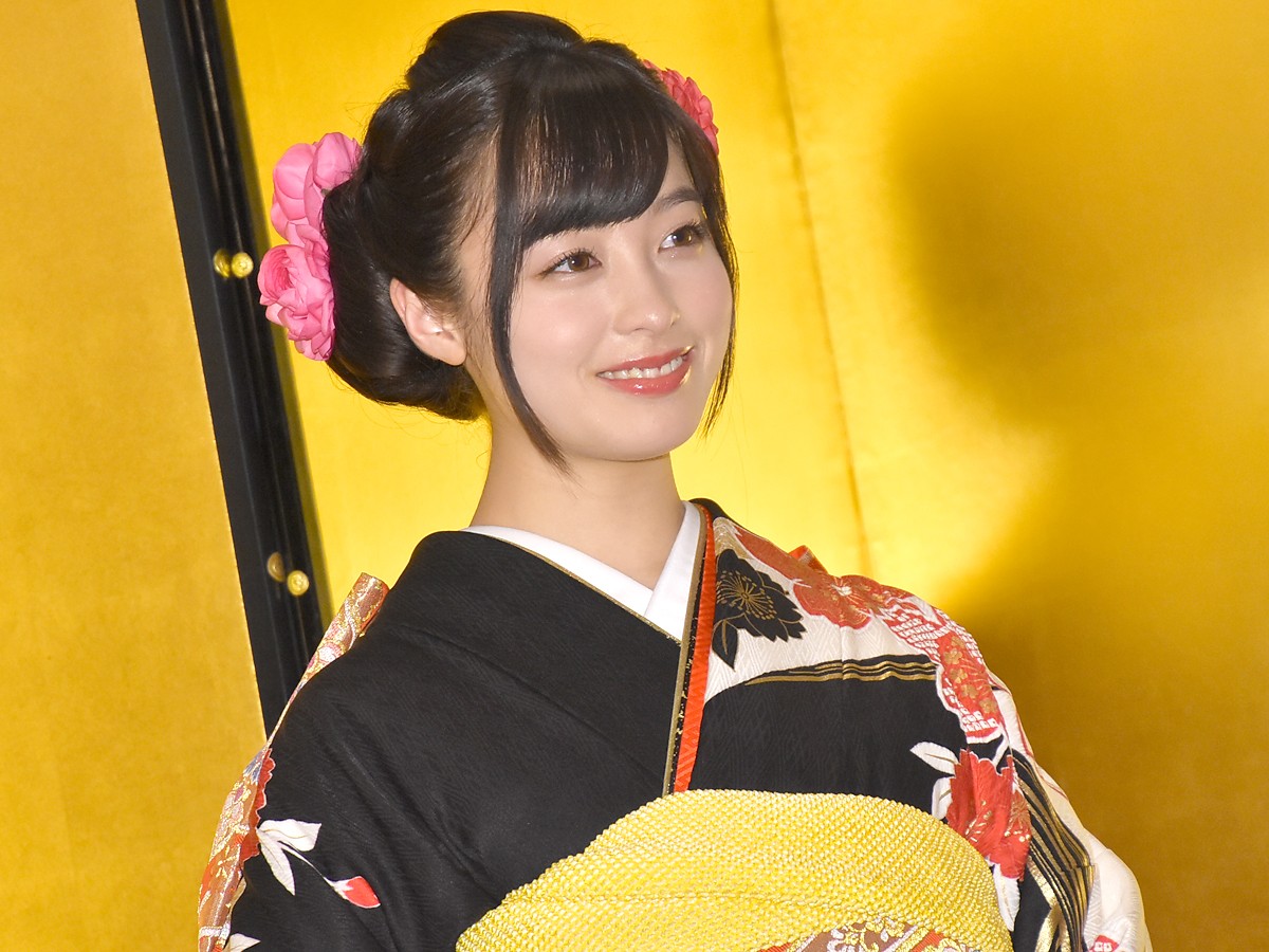 橋本環奈、金屏風の前で“20歳”会見「責任のある言動をしたい」