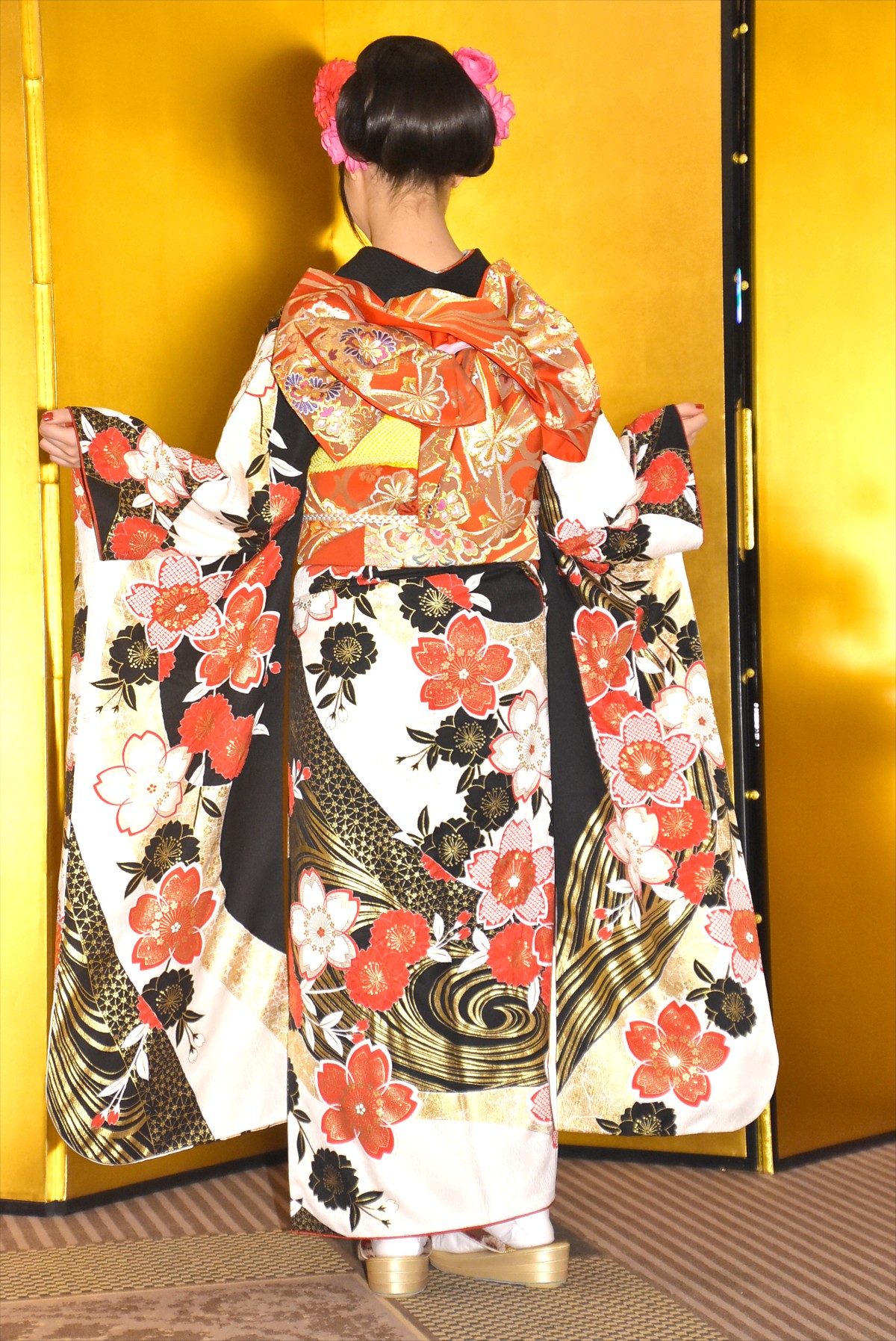橋本環奈、金屏風の前で“20歳”会見「責任のある言動をしたい」