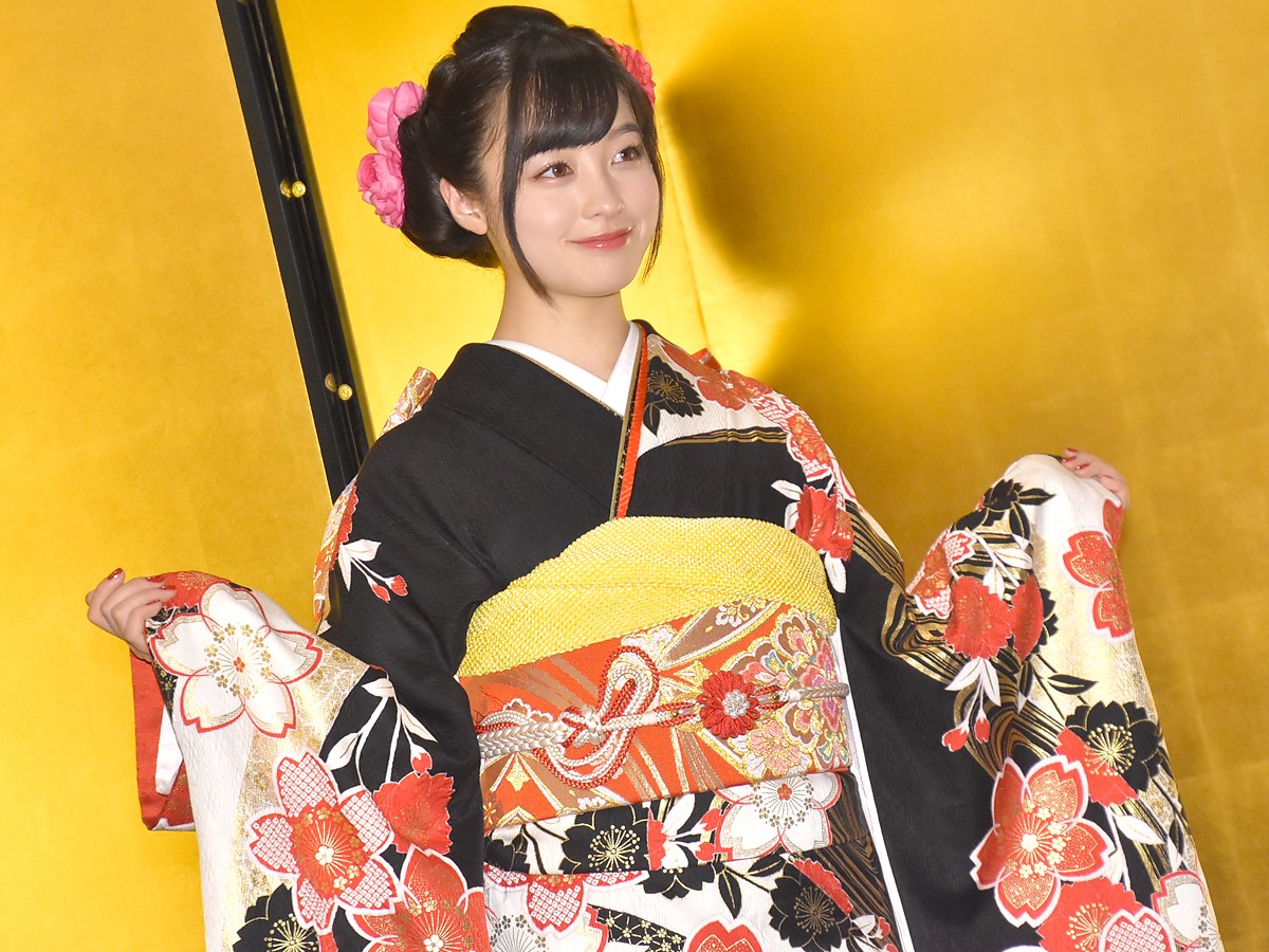 橋本環奈、金屏風の前で“20歳”会見「責任のある言動をしたい」