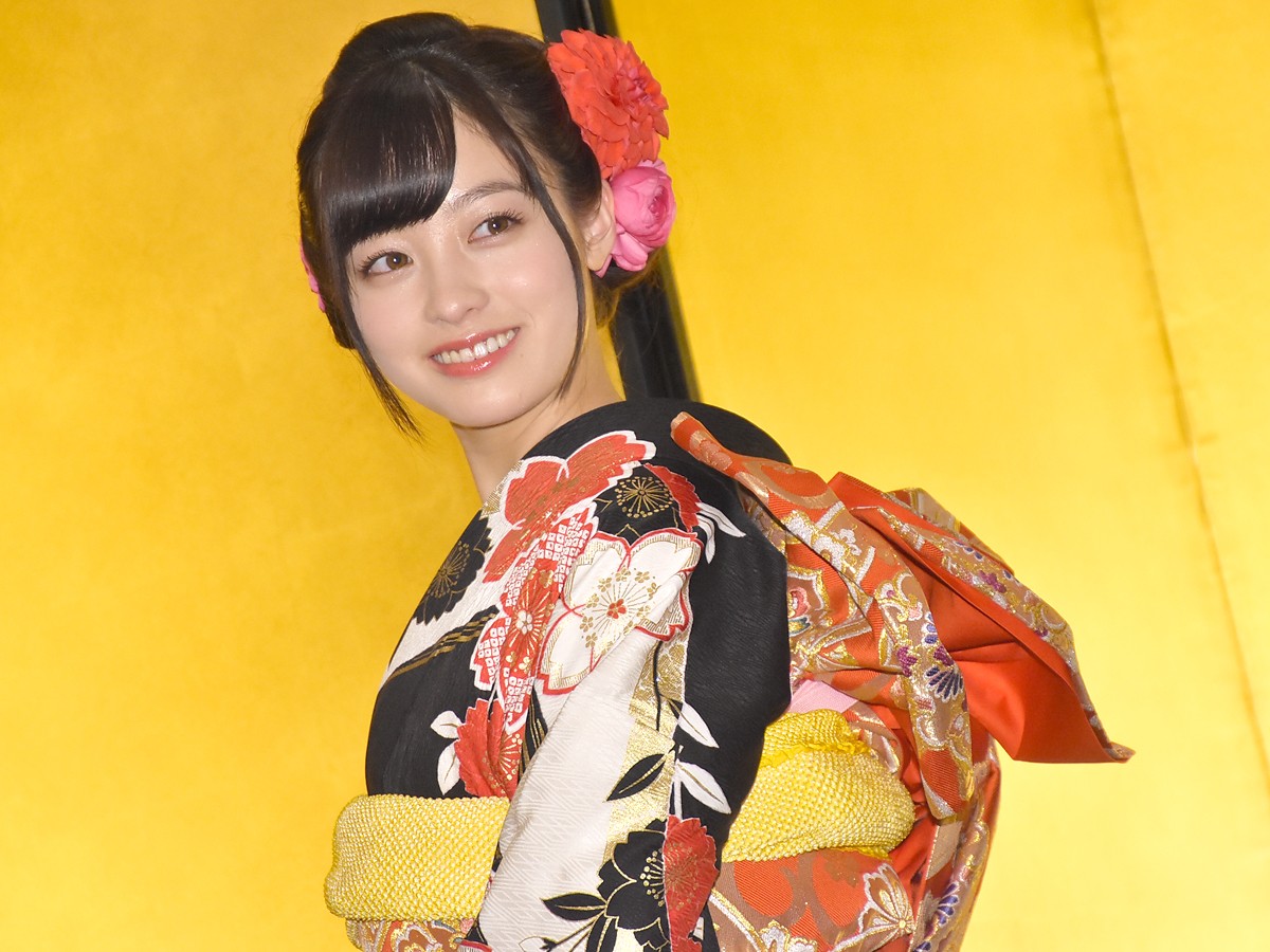 橋本環奈、金屏風の前で“20歳”会見「責任のある言動をしたい」