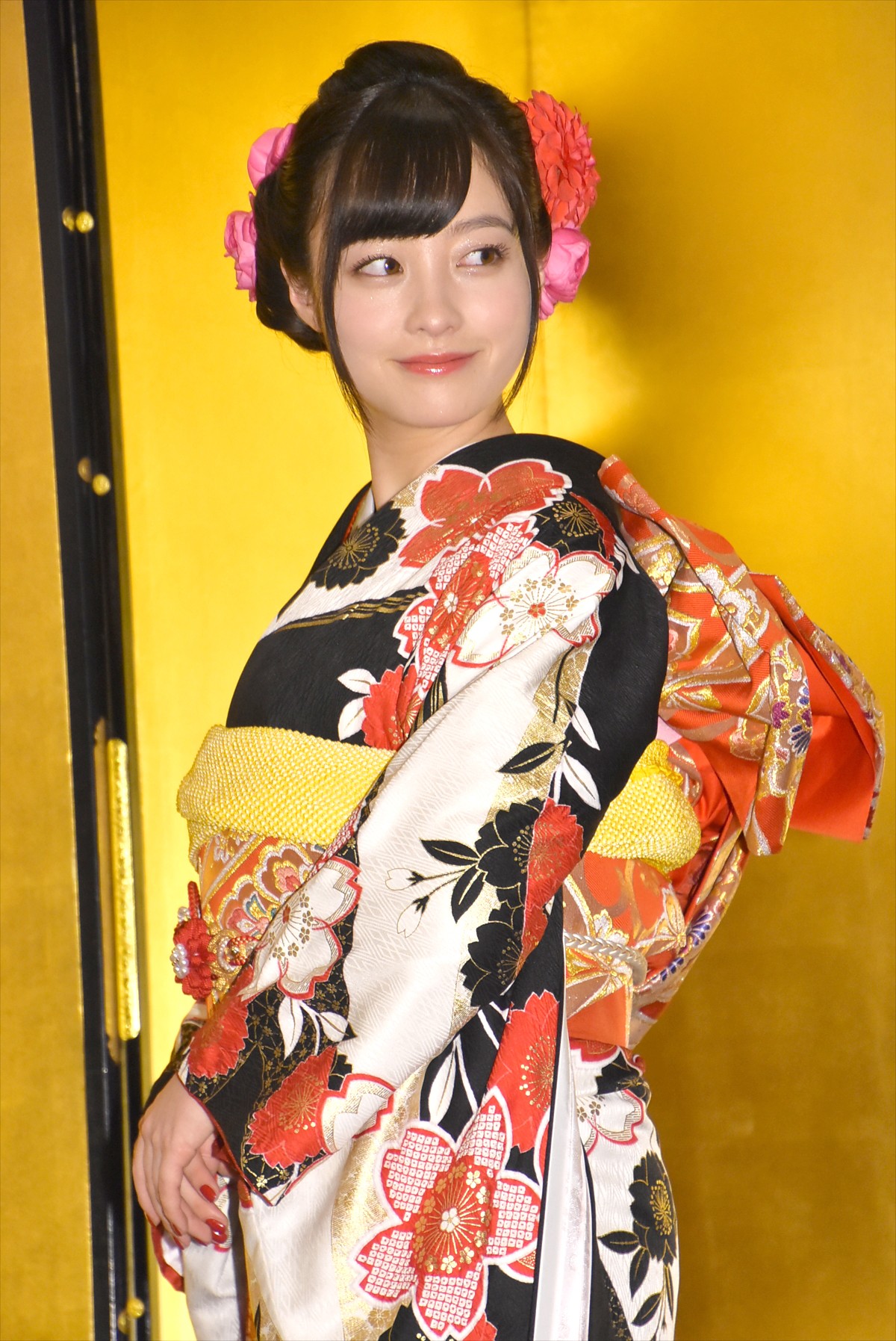 橋本環奈、金屏風の前で“20歳”会見「責任のある言動をしたい」