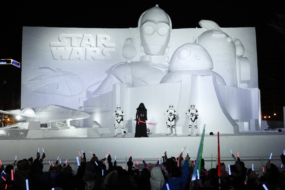 「さっぽろ雪まつり」に登場した『スター・ウォーズ』巨大雪像