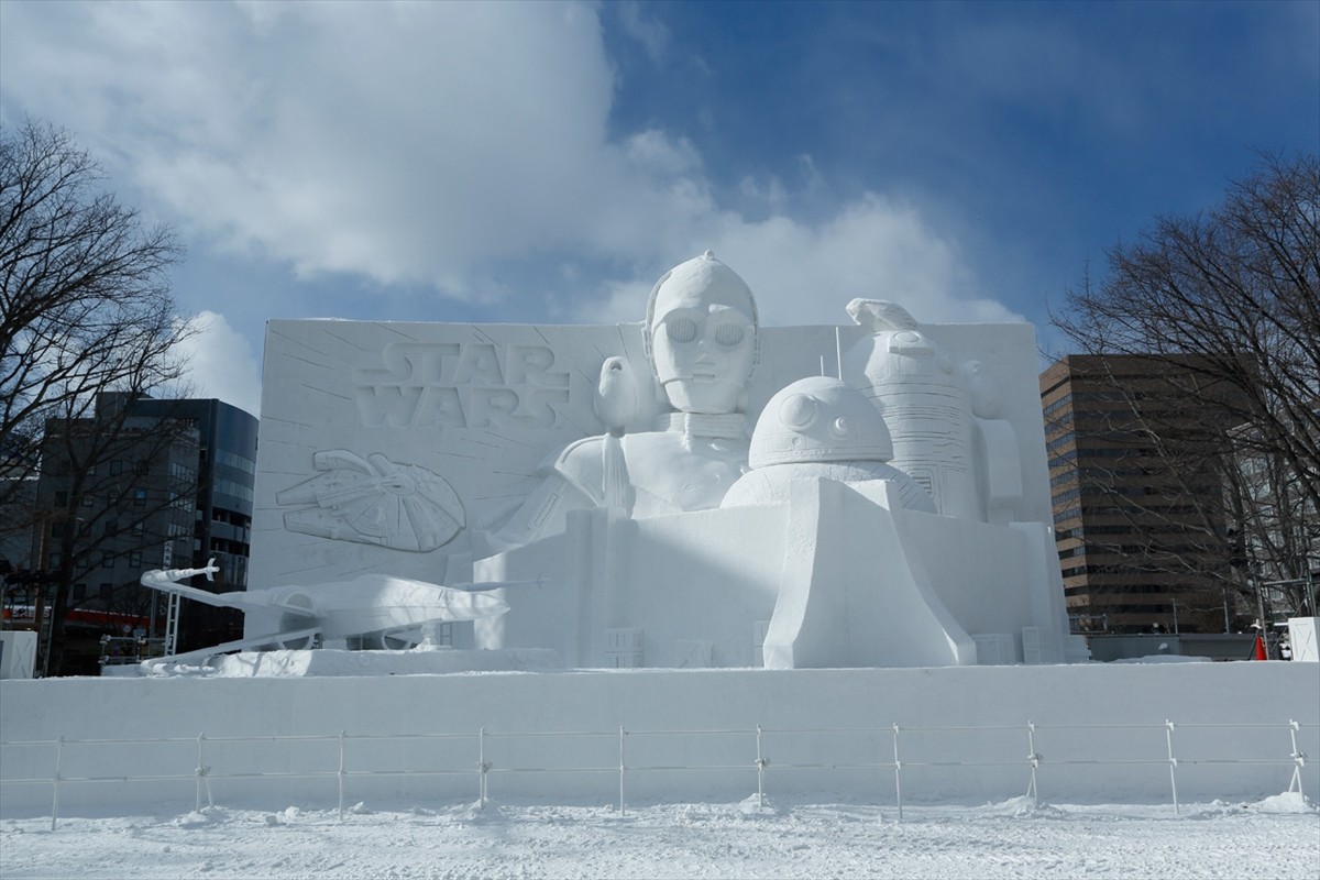 『スター・ウォーズ』最新作、“体験型”巨大雪像の前で公開日解禁