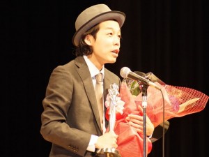 第40回ヨコハマ映画祭表彰式、審査員特別賞を受賞した上田慎一郎