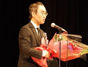 第40回ヨコハマ映画祭表彰式、森田芳光メモリアル新人監督賞を受賞した野尻克己