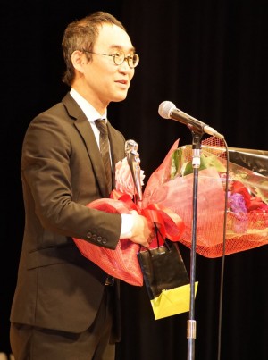 第40回ヨコハマ映画祭表彰式、森田芳光メモリアル新人監督賞を受賞した野尻克己