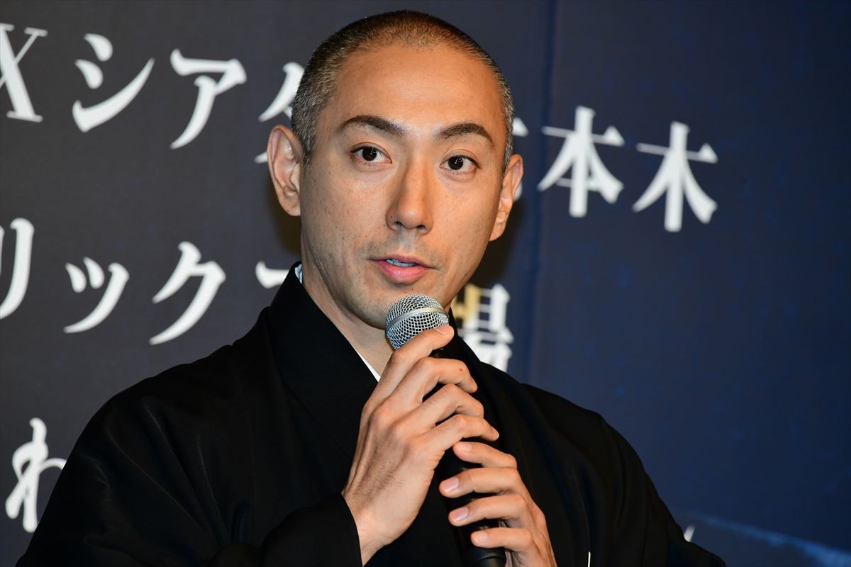 三宅健、市川海老蔵の誉め言葉に照れ笑い　嵐にも言及