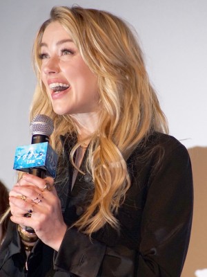 アンバー・ハード、『アクアマン』試写会舞台挨拶に登場