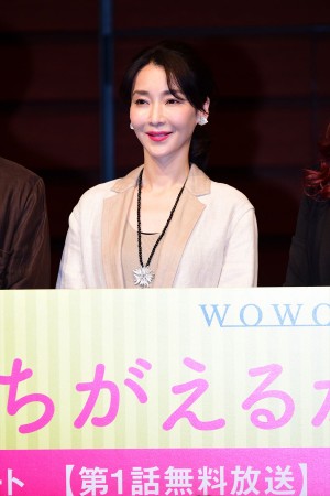 『連続ドラマW それを愛とまちがえるから』第1話完成披露試写会舞台挨拶に登場した稲森いずみ