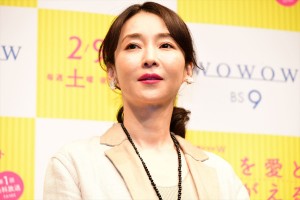 『連続ドラマW それを愛とまちがえるから』第1話完成披露試写会舞台挨拶に登場した稲森いずみ