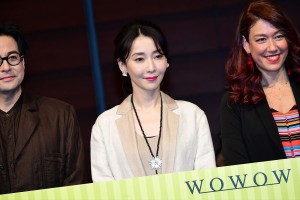 『連続ドラマW それを愛とまちがえるから』第1話完成披露試写会舞台挨拶に登場した稲森いずみ