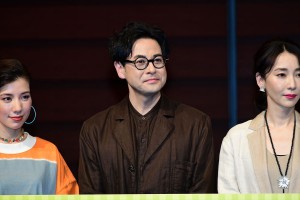 『連続ドラマW それを愛とまちがえるから』第1話完成披露試写会舞台挨拶に登場した鈴木浩介