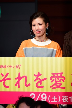 『連続ドラマW それを愛とまちがえるから』第1話完成披露試写会舞台挨拶に登場した仲里依紗