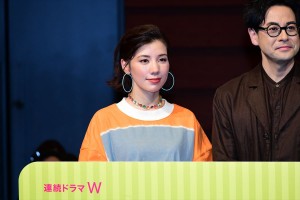 『連続ドラマW それを愛とまちがえるから』第1話完成披露試写会舞台挨拶に登場した仲里依紗