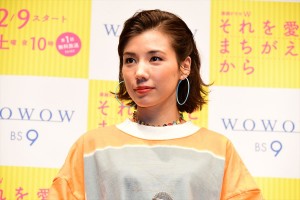『連続ドラマW それを愛とまちがえるから』第1話完成披露試写会舞台挨拶に登場した仲里依紗