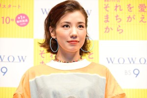 『連続ドラマW それを愛とまちがえるから』第1話完成披露試写会舞台挨拶に登場した仲里依紗