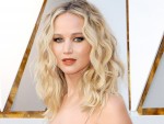 ジェニファー・ローレンスが婚約！ 大きなダイヤの指輪がキラリ