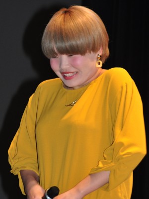 ガンバレルーヤ・まひる、映画『Bの戦場』プレミア上映会に登場