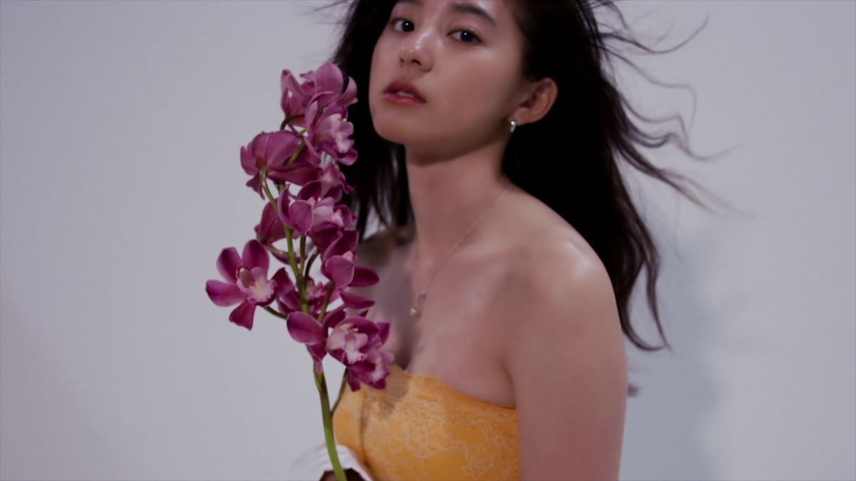 朝比奈彩、美バスト際立つ“大人セクシー”ショット公開