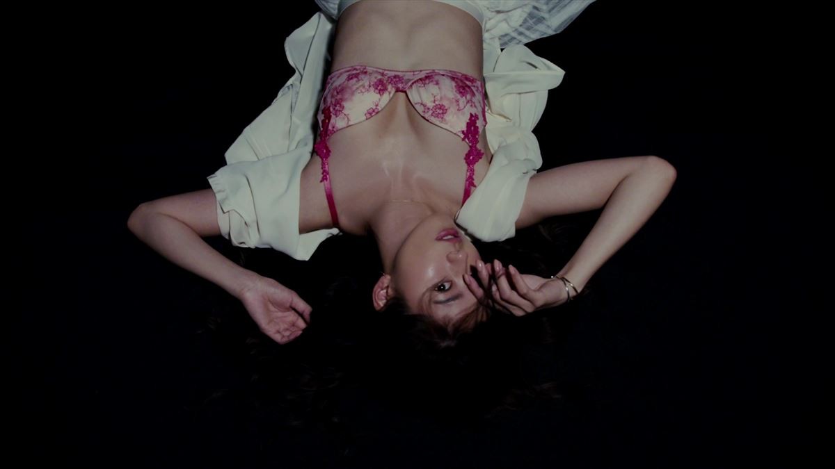 朝比奈彩、美バスト際立つ“大人セクシー”ショット公開