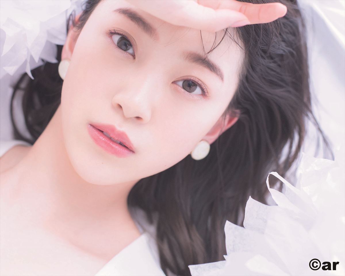 永野芽郁、背中だしショットで「ar」表紙に登場　ツヤツヤ美肌も披露