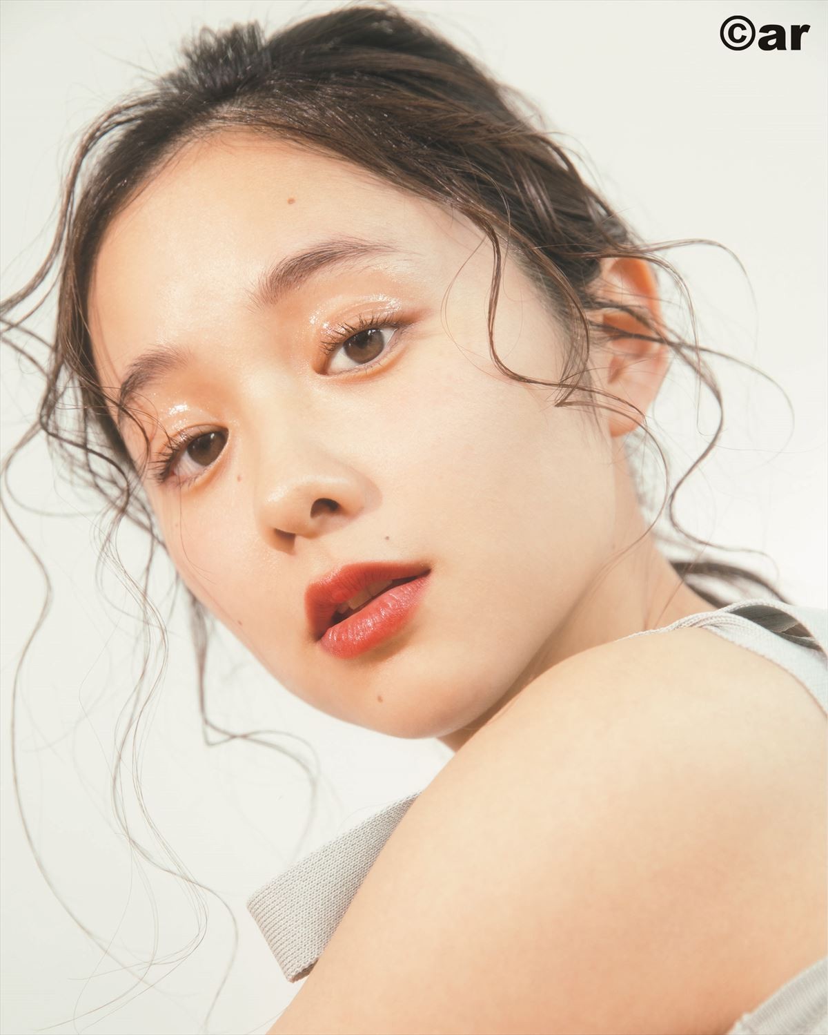 永野芽郁、背中だしショットで「ar」表紙に登場　ツヤツヤ美肌も披露