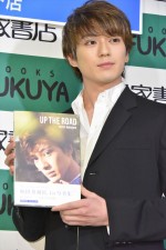 新田真剣佑、ファースト写真集『UP THE ROAD』刊行記念イベントに登場