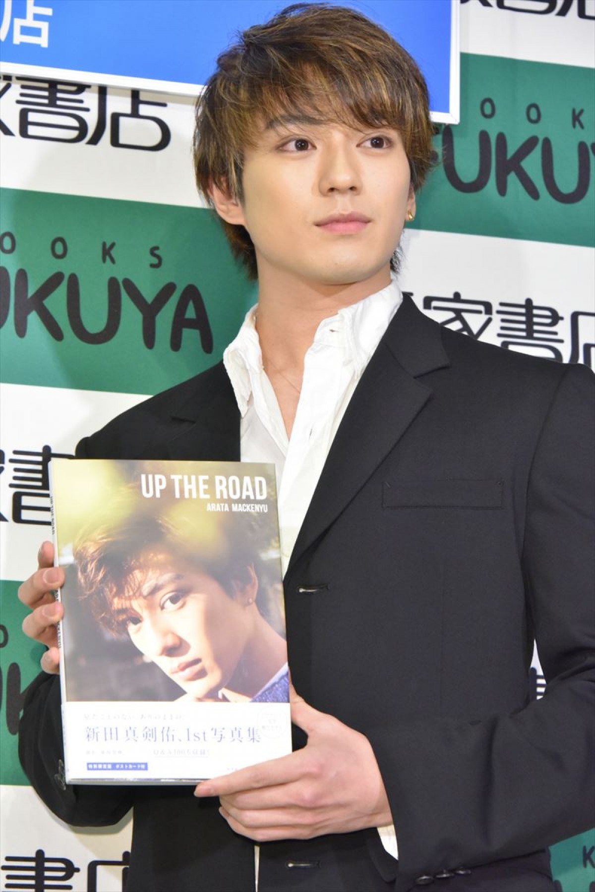 新田真剣佑、初写真集の撮影で「オジさんとシーツにくるまった」  　
