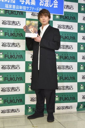 新田真剣佑、ファースト写真集『UP THE ROAD』刊行記念イベントに登場
