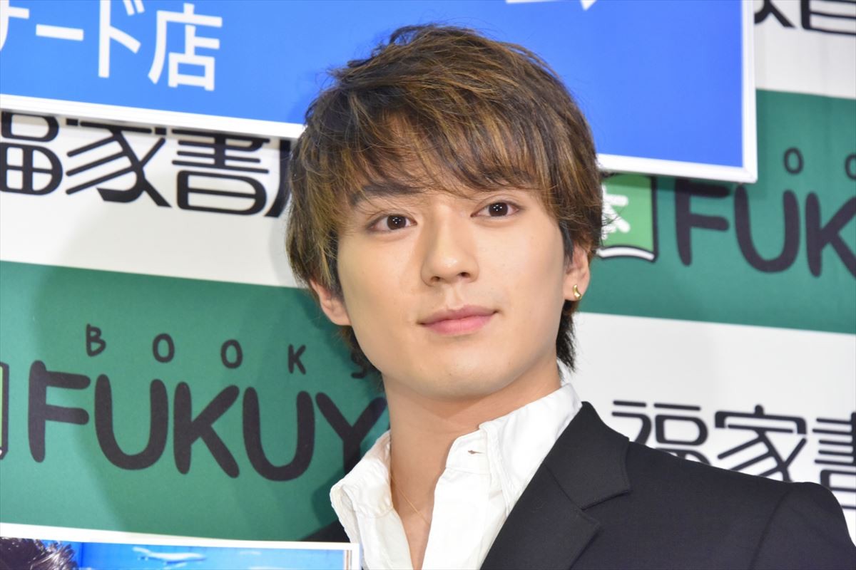 新田真剣佑、初写真集の撮影で「オジさんとシーツにくるまった」  　