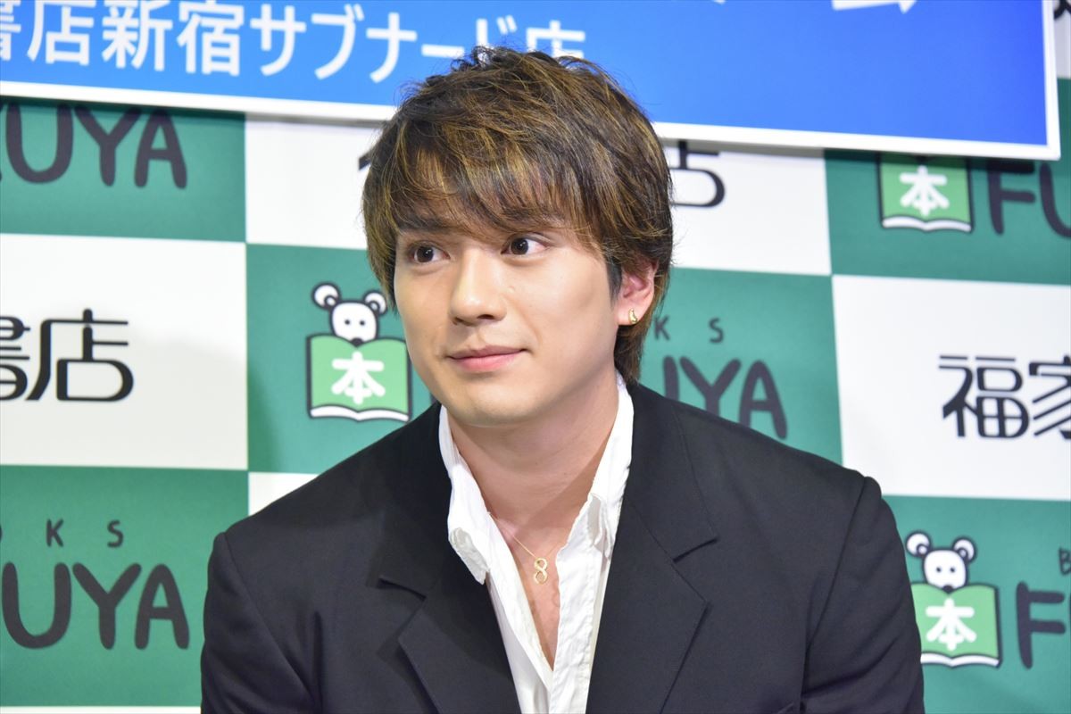 新田真剣佑、初写真集の撮影で「オジさんとシーツにくるまった」  　