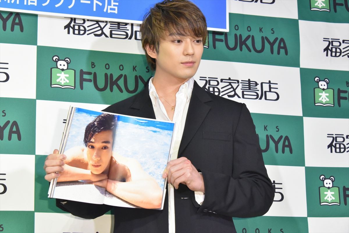 新田真剣佑、初写真集の撮影で「オジさんとシーツにくるまった」  　