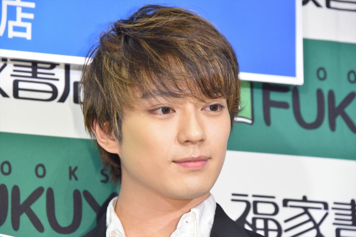 新田真剣佑、初写真集の撮影で「オジさんとシーツにくるまった」  　