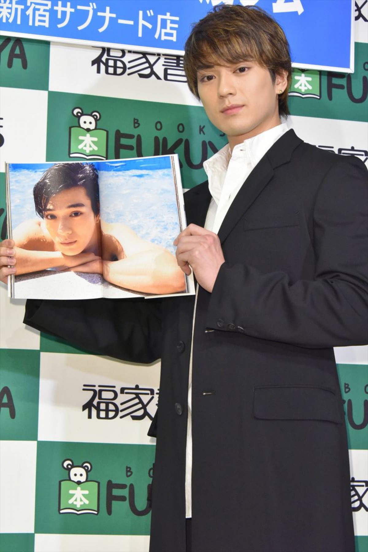 新田真剣佑、初写真集の撮影で「オジさんとシーツにくるまった」  　