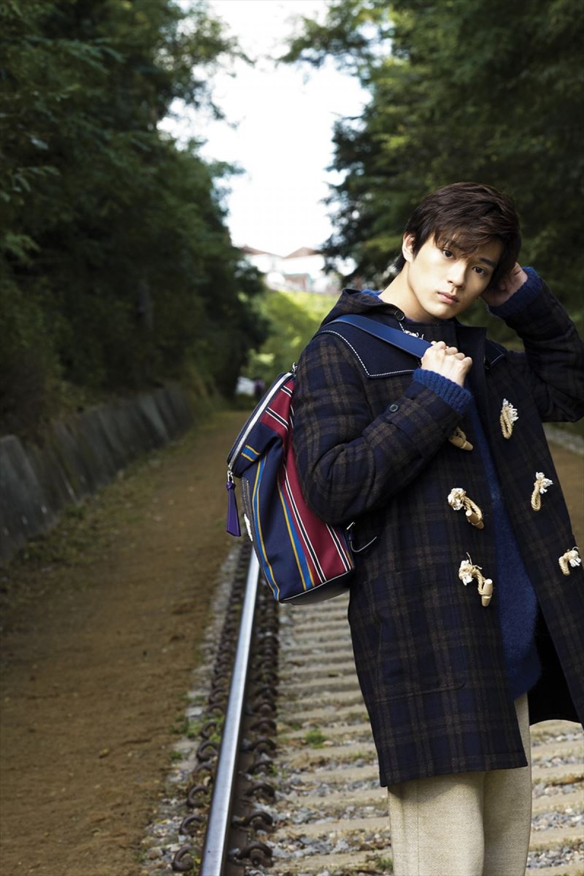 新田真剣佑、初写真集の撮影で「オジさんとシーツにくるまった」  　