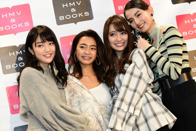 プラチナム次世代カレンダー発売イベントに出席した(左から)松川菜々花、遠山茜子、みうらうみ、黒木麗奈