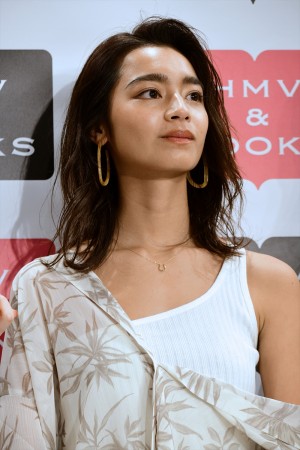 プラチナム次世代カレンダー発売イベントに出席した遠山茜子