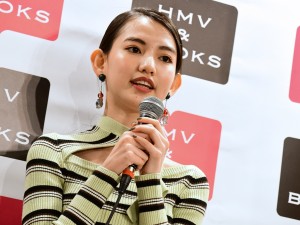 プラチナム次世代カレンダー発売イベントに出席した黒木麗奈
