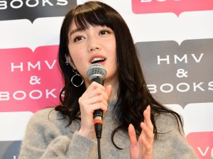 プラチナム次世代カレンダー発売イベントに出席した松川菜々花