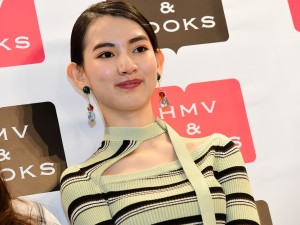 プラチナム次世代カレンダー発売イベントに出席した黒木麗奈