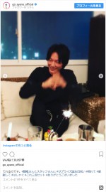 誕生日祝いのサプライズではしゃぐ綾野剛　※「綾野剛」インスタグラム