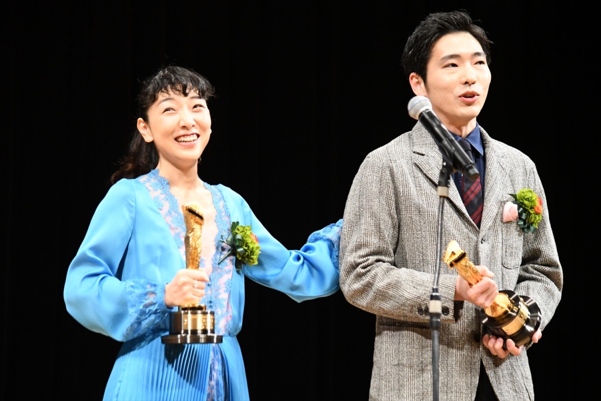 安藤サクラ、夫・柄本佑と共に「キネ旬ベスト・テン」W主演賞で号泣