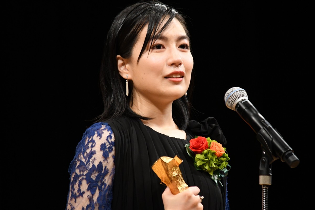 安藤サクラ、夫・柄本佑と共に「キネ旬ベスト・テン」W主演賞で号泣