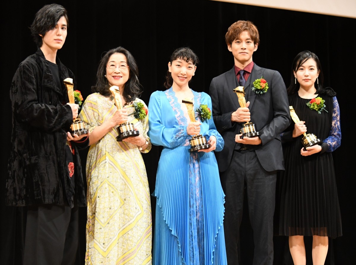 安藤サクラ、夫・柄本佑と共に「キネ旬ベスト・テン」W主演賞で号泣