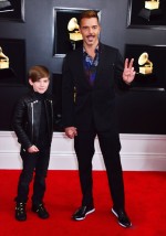 第61回グラミー賞レッドカーペットに息子と登場したリッキー・マーティン
