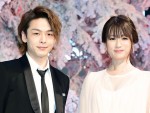 （左から）中村倫也、深田恭子