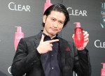 ユニリーバ「CLEAR」新CM発表会に登場した長瀬智也