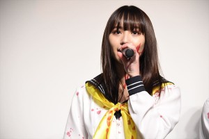 映画『血まみれスケバンチェーンソーRED』完成披露舞台挨拶に登壇した浅川梨奈