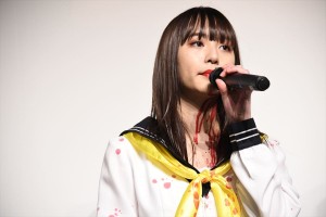 映画『血まみれスケバンチェーンソーRED』完成披露舞台挨拶に登壇した浅川梨奈